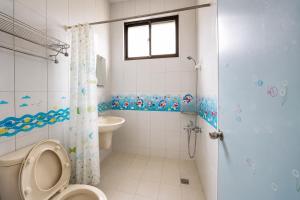 a bathroom with a toilet and a sink at 台東醇旅旅宿-民宿編號1417 in Lijia +46 photos