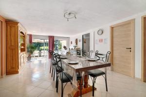 a dining room with a long table and chairs at Appartement Type F4 in Maurens