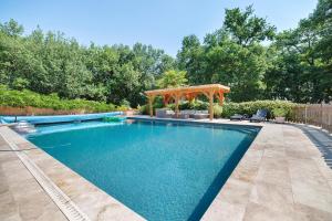a swimming pool with a gazebo in a backyard at Appartement Type F4 in Maurens