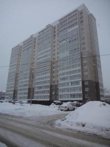 キーロフにあるApartments Azina 17の雪の大きな建物