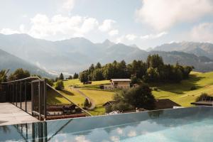 a swimming pool with a view of mountains at Alpine Resort Goies Superior in Ladis