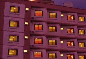 un edificio con ventanas iluminadas por la noche en Cascade Hotel, en Katmandú