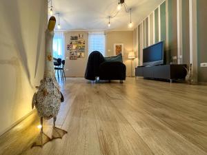 a living room with a turkey statue on the floor at Mamma Oca in Esanatoglia