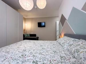 a bedroom with a large bed and two lights at Mamma Oca in Esanatoglia