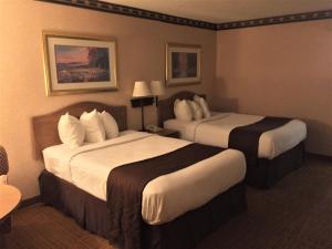 ein Hotelzimmer mit zwei Betten in einem Zimmer in der Unterkunft Americas Best Value Inn & Suites-Boise in Boise