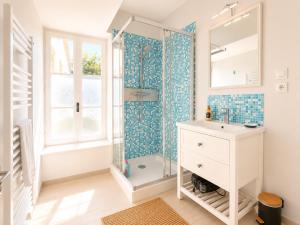 a bathroom with a shower and a sink and a mirror at Apt duplex ou plain pied tout confort plein centre ville Bayeux proche commerces, restaurants, avec terrasse privative ou jardin commun aménagé clos, parking gratuit à proximité, proche plages du débarquement in Bayeux +129 photos