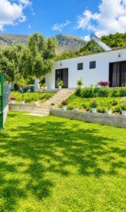 a house with a garden and a grass yard at Rajan apartement in Piqeras +17 photos