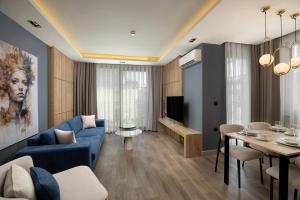 ein Wohnzimmer mit einem blauen Sofa und einem Tisch in der Unterkunft The Room Hotel & Apartments in Antalya