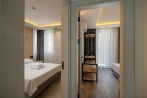 ein Schlafzimmer mit einem Bett und einem Schreibtisch in einem Zimmer in der Unterkunft The Room Hotel & Apartments in Antalya