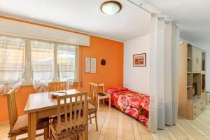 a room with a dining table and a bedroom at Attico Bella Vista in Siniscola