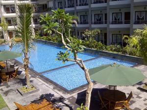 Bazén v ubytování Lombok Garden Hotel nebo v jeho okolí