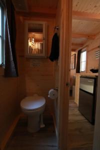 Phòng tắm tại Verde Valley Tiny House 17