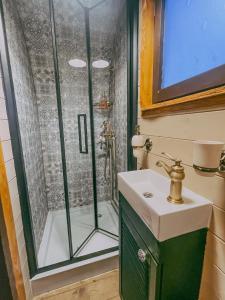ein Badezimmer mit Dusche und Waschbecken in der Unterkunft Stativa Campo Gitano in Gaśno