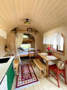 ein winziges Haus mit Küche und Etagenbett in der Unterkunft Stativa Campo Gitano in Gaśno