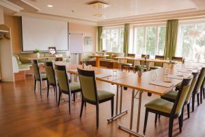 a large room with tables and chairs in a restaurant at Maiers Johanniterbad Ringhotel Rottweil in Rottweil