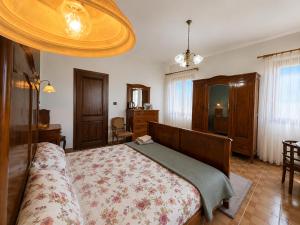 a bedroom with a large bed in a room at Ca'Mia - Rooms in Porto Tolle