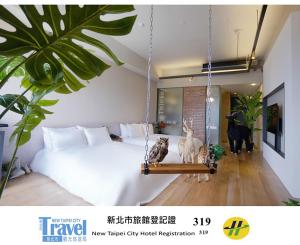 a swing in a bedroom with a bed at Thinker Hotel in Yingge