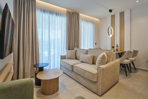 a living room with a couch and a table at Bella Terra Natura in Roda