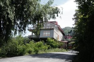 a house on the side of a road at DELTA Inn HOMESTAY in Khashdhār