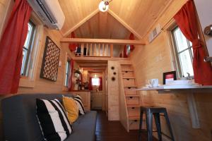 卡顿伍德Verde Valley Tiny House 18的一间客厅,客厅配有沙发,位于一个小房子里