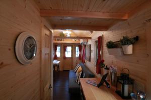 una sala de estar de una casa pequeña con paredes de madera en Verde Valley Tiny House 18 en Cottonwood