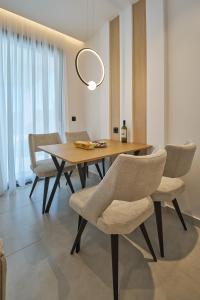 a dining room with a wooden table and chairs at Bella Terra Natura in Roda