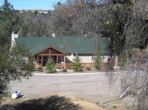 Oakzanita Springs Camping Resort Cabin 1 في Descanso: منزل بسقف أخضر وساحة
