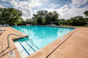 Swimmingpoolen hos eller tæt på Lake Whitney Camping Resort Cabin 1