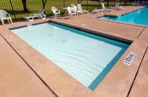 Swimmingpoolen hos eller tæt på Lake Whitney Camping Resort Cabin 1 + 11 billeder