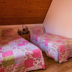 two beds sitting next to each other in a room at Vár-Lak Nagymaros in Nagymaros