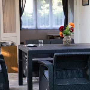 a black table with a vase of flowers on it at Vár-Lak Nagymaros in Nagymaros