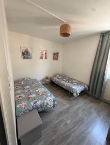 a bedroom with two beds in a room at Appartement hyper-centre Stella in Dunkerque