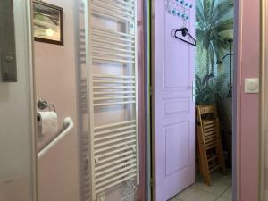 a hallway with a white door with a towel rack at La Maisonnette in Les Andelys +9 photos