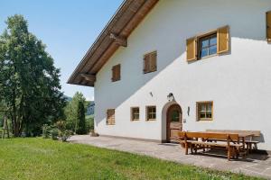 a house with a wooden table and a bench at Gatterpunerhof in Vols am Schlern