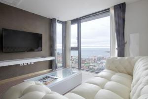 TV a/nebo společenská místnost v ubytování Eins Hotel