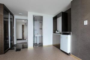 Kuchyň nebo kuchyňský kout v ubytování Eins Hotel