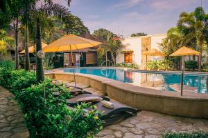 Bazén v ubytovaní Acacia Tree Garden Hotel alebo v jeho blízkosti