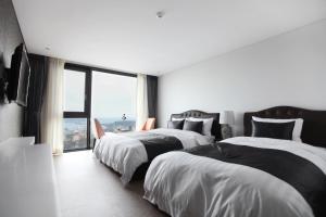 Postel nebo postele na pokoji v ubytování Eins Hotel