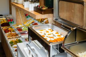 ein Buffet mit Eiern und anderen Speisen in der Unterkunft Alpha by Horizon Hotels, Yerevan in Yerevan + 50 Fotos