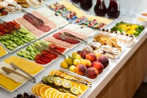 ein Buffet mit vielen verschiedenen Speisen in der Unterkunft Alpha by Horizon Hotels, Yerevan in Yerevan