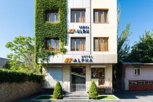 ein Gebäude, das an der Seite mit Efeu bewachsen ist in der Unterkunft Alpha by Horizon Hotels, Yerevan in Yerevan