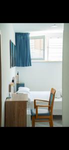 a bedroom with a desk and a chair and a bed at Sperlonga Center Holiday in Sperlonga