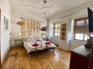 ein Wohnzimmer mit einem Bett, einem Tisch und Stühlen in der Unterkunft Klosterherberge in Meßkirch