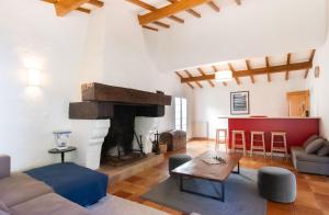 a living room with a couch and a fireplace at Villa des Landes - Seignosse - Jacuzzi in Seignosse
