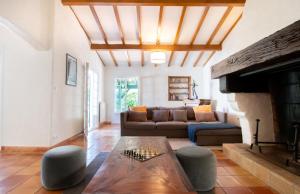 a living room with a couch and a fireplace at Villa des Landes - Seignosse - Jacuzzi in Seignosse