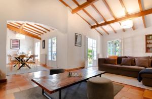 a living room with a couch and a table at Villa des Landes - Seignosse - Jacuzzi in Seignosse