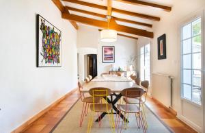 a dining room with a table and chairs at Villa des Landes - Seignosse - Jacuzzi in Seignosse +34 photos
