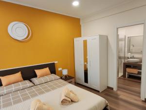 a bedroom with a bed and a bathroom with a sink at B&B Il Dolce Castello di Balestrino in Balestrino