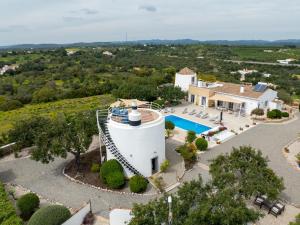 an aerial view of a villa with a swimming pool at Dois Moinhos Do Vento, Santo Estevão in Santo Estêvão