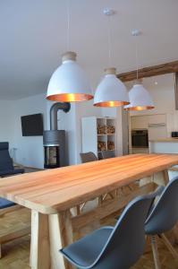 ブラウンラーゲにあるFerienhaus Sauerzapf mit Saunabereich 16 Personenの木製のテーブルと椅子のあるダイニングルーム